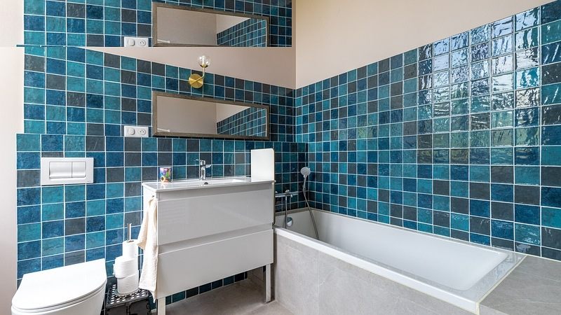 Salle de bain — carrelage bleu