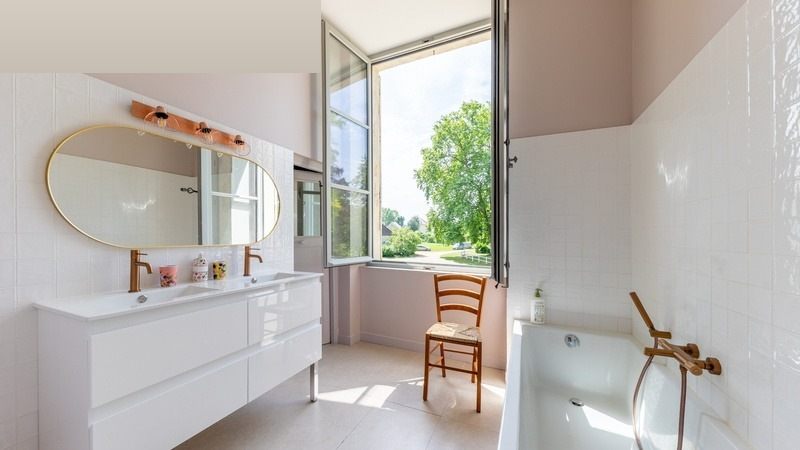 Salle de bain — vue sur parc